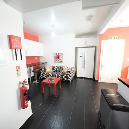 The Great Airport Place-Private Bedrooms With Private Bathroom-1 Bus To Heathrow Airport-5 Minutes By Car- Helpful Advice From Our Team Harmondsworth Eksteriør bilde