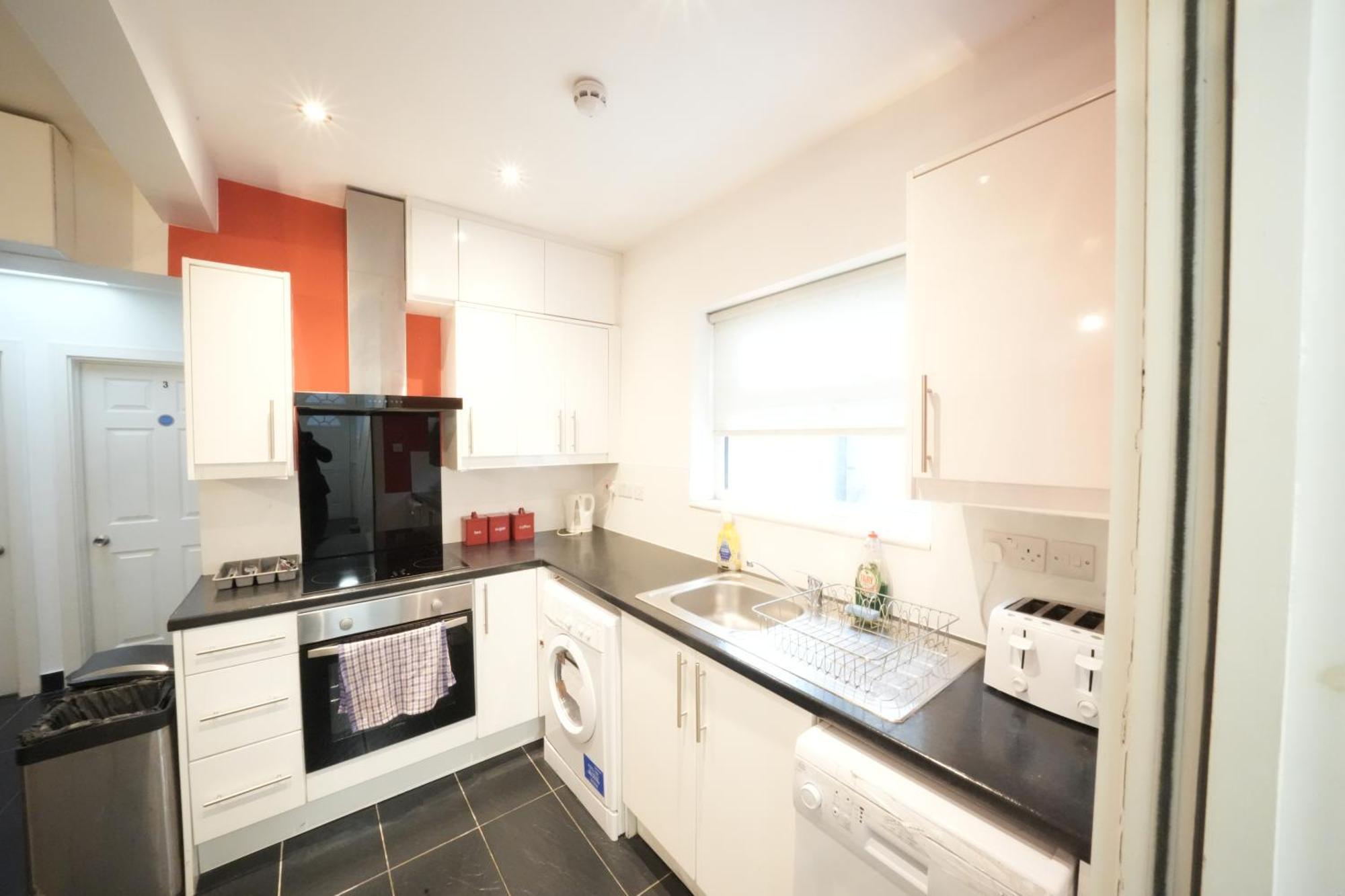The Great Airport Place-Private Bedrooms With Private Bathroom-1 Bus To Heathrow Airport-5 Minutes By Car- Helpful Advice From Our Team Harmondsworth Eksteriør bilde