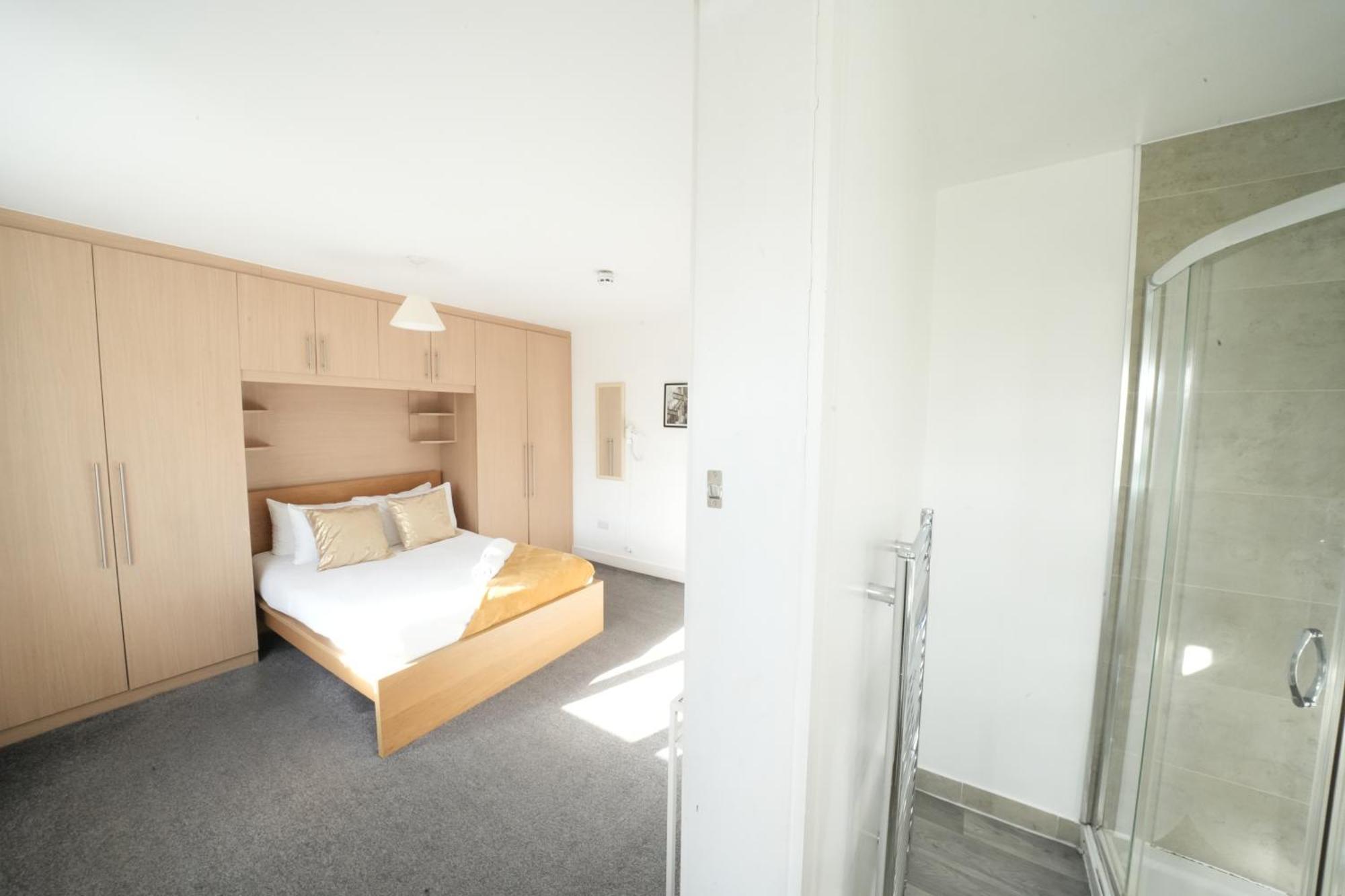 The Great Airport Place-Private Bedrooms With Private Bathroom-1 Bus To Heathrow Airport-5 Minutes By Car- Helpful Advice From Our Team Harmondsworth Eksteriør bilde