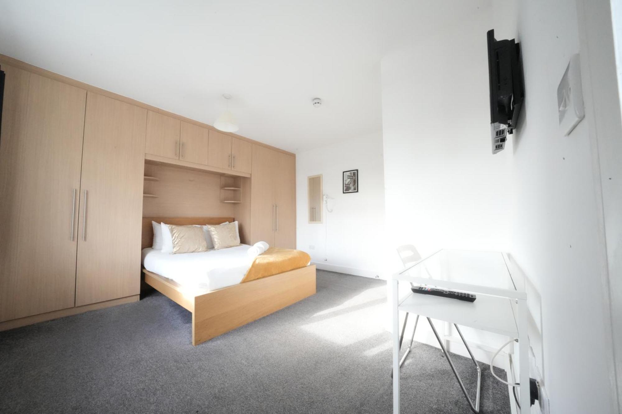 The Great Airport Place-Private Bedrooms With Private Bathroom-1 Bus To Heathrow Airport-5 Minutes By Car- Helpful Advice From Our Team Harmondsworth Eksteriør bilde