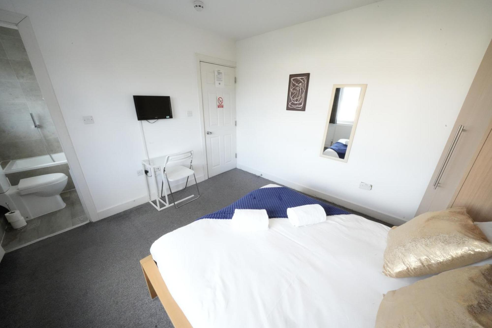 The Great Airport Place-Private Bedrooms With Private Bathroom-1 Bus To Heathrow Airport-5 Minutes By Car- Helpful Advice From Our Team Harmondsworth Eksteriør bilde