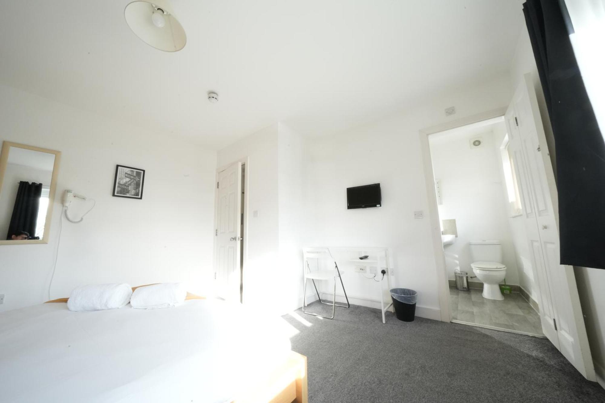 The Great Airport Place-Private Bedrooms With Private Bathroom-1 Bus To Heathrow Airport-5 Minutes By Car- Helpful Advice From Our Team Harmondsworth Eksteriør bilde