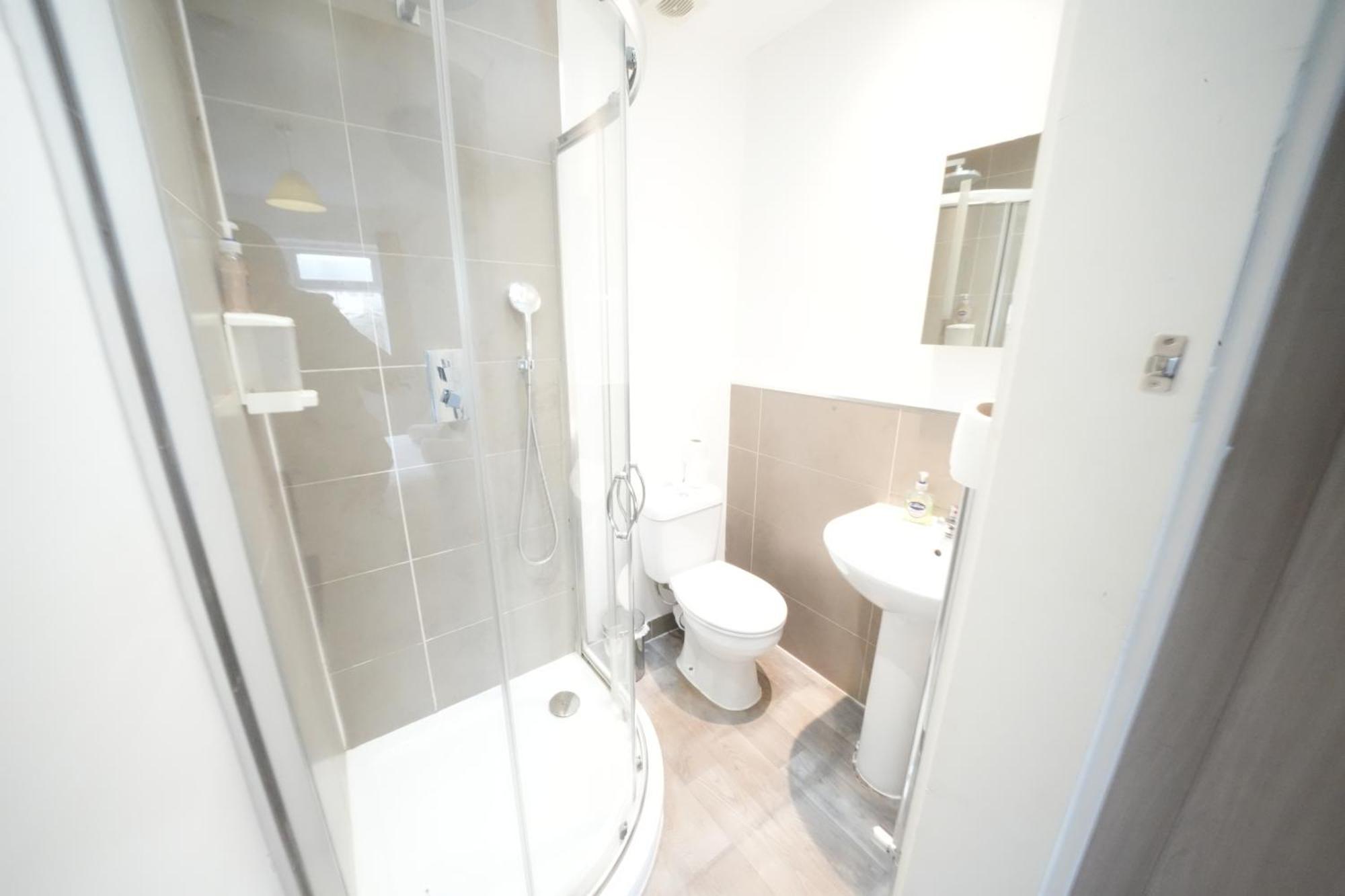 The Great Airport Place-Private Bedrooms With Private Bathroom-1 Bus To Heathrow Airport-5 Minutes By Car- Helpful Advice From Our Team Harmondsworth Eksteriør bilde