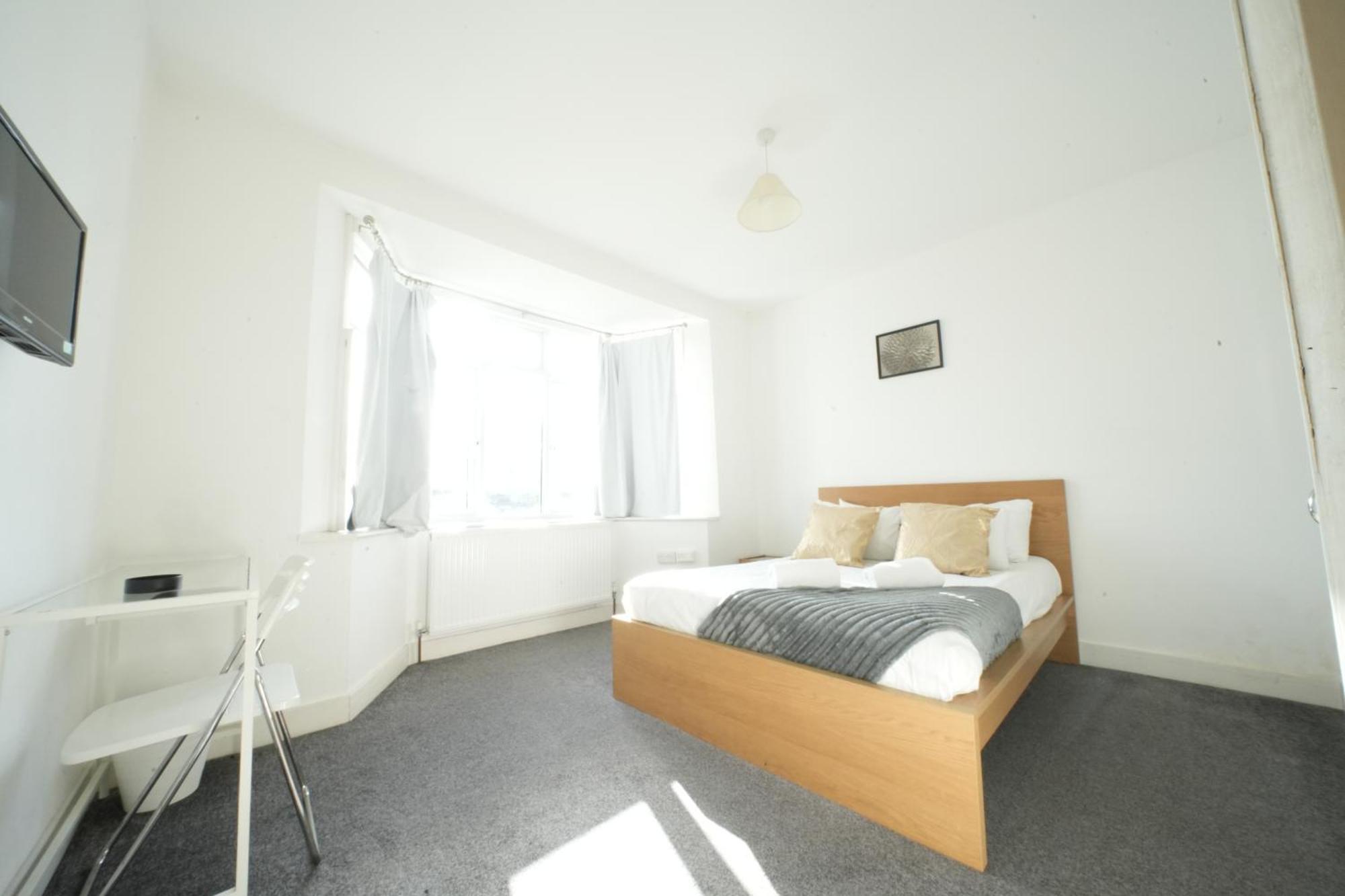The Great Airport Place-Private Bedrooms With Private Bathroom-1 Bus To Heathrow Airport-5 Minutes By Car- Helpful Advice From Our Team Harmondsworth Eksteriør bilde