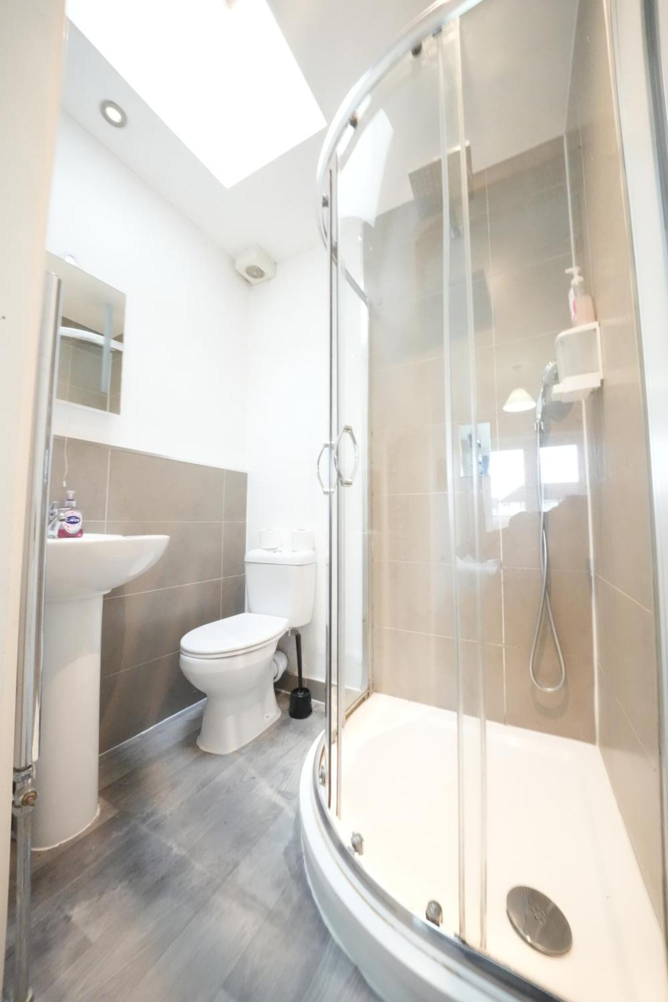 The Great Airport Place-Private Bedrooms With Private Bathroom-1 Bus To Heathrow Airport-5 Minutes By Car- Helpful Advice From Our Team Harmondsworth Eksteriør bilde