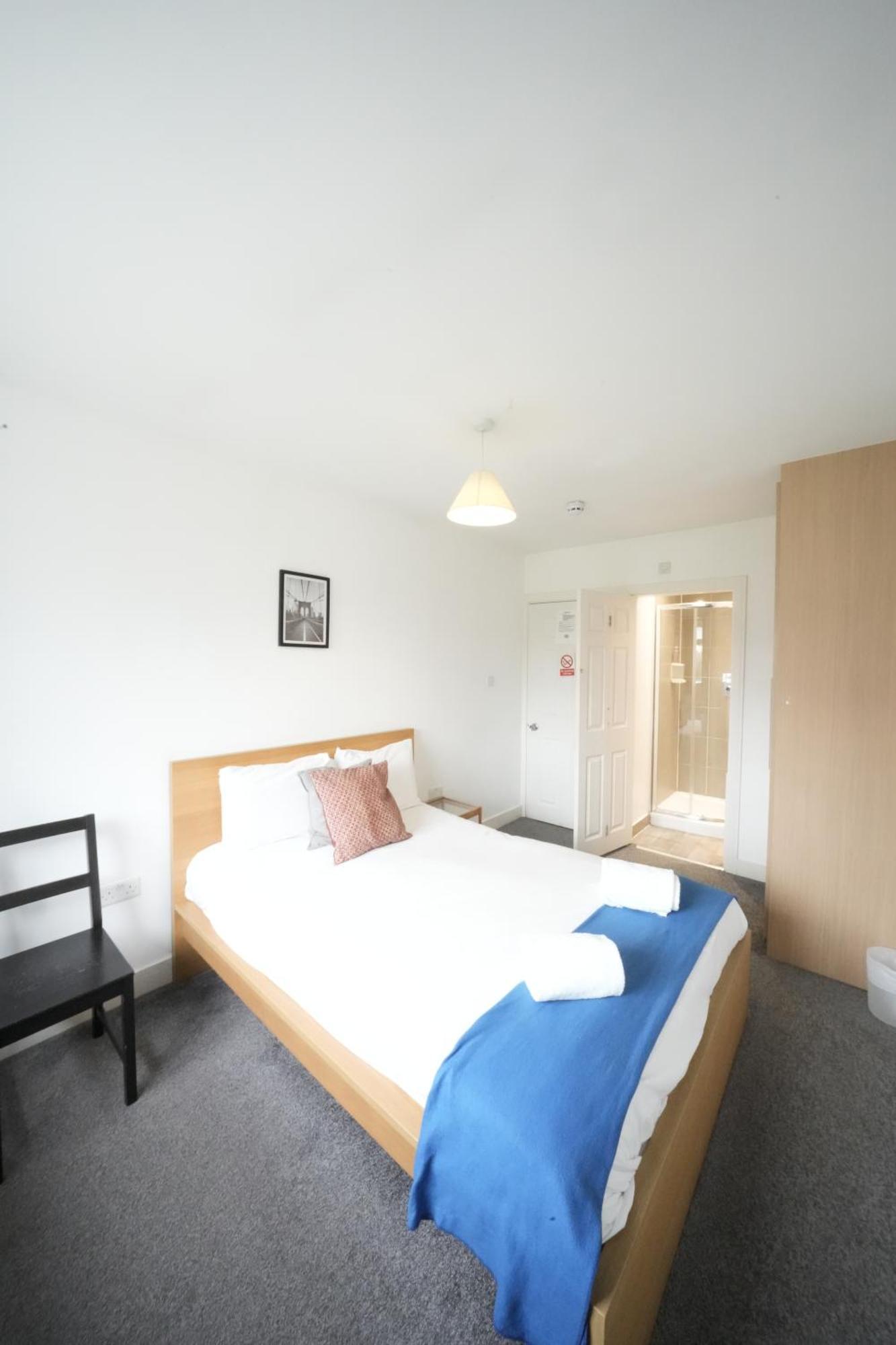 The Great Airport Place-Private Bedrooms With Private Bathroom-1 Bus To Heathrow Airport-5 Minutes By Car- Helpful Advice From Our Team Harmondsworth Eksteriør bilde