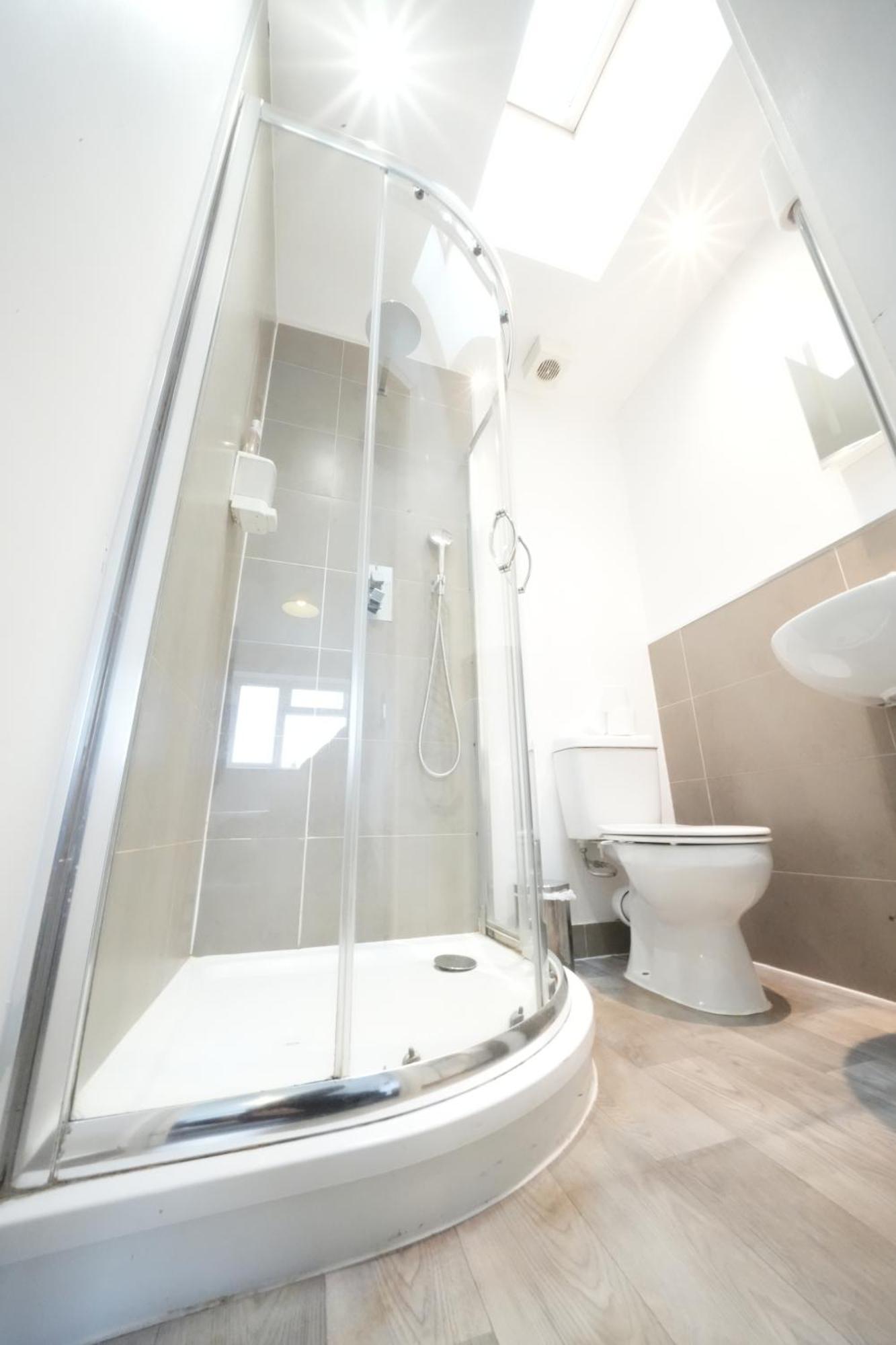 The Great Airport Place-Private Bedrooms With Private Bathroom-1 Bus To Heathrow Airport-5 Minutes By Car- Helpful Advice From Our Team Harmondsworth Eksteriør bilde
