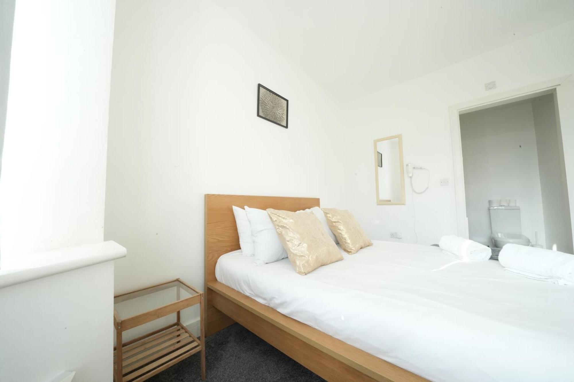 The Great Airport Place-Private Bedrooms With Private Bathroom-1 Bus To Heathrow Airport-5 Minutes By Car- Helpful Advice From Our Team Harmondsworth Eksteriør bilde